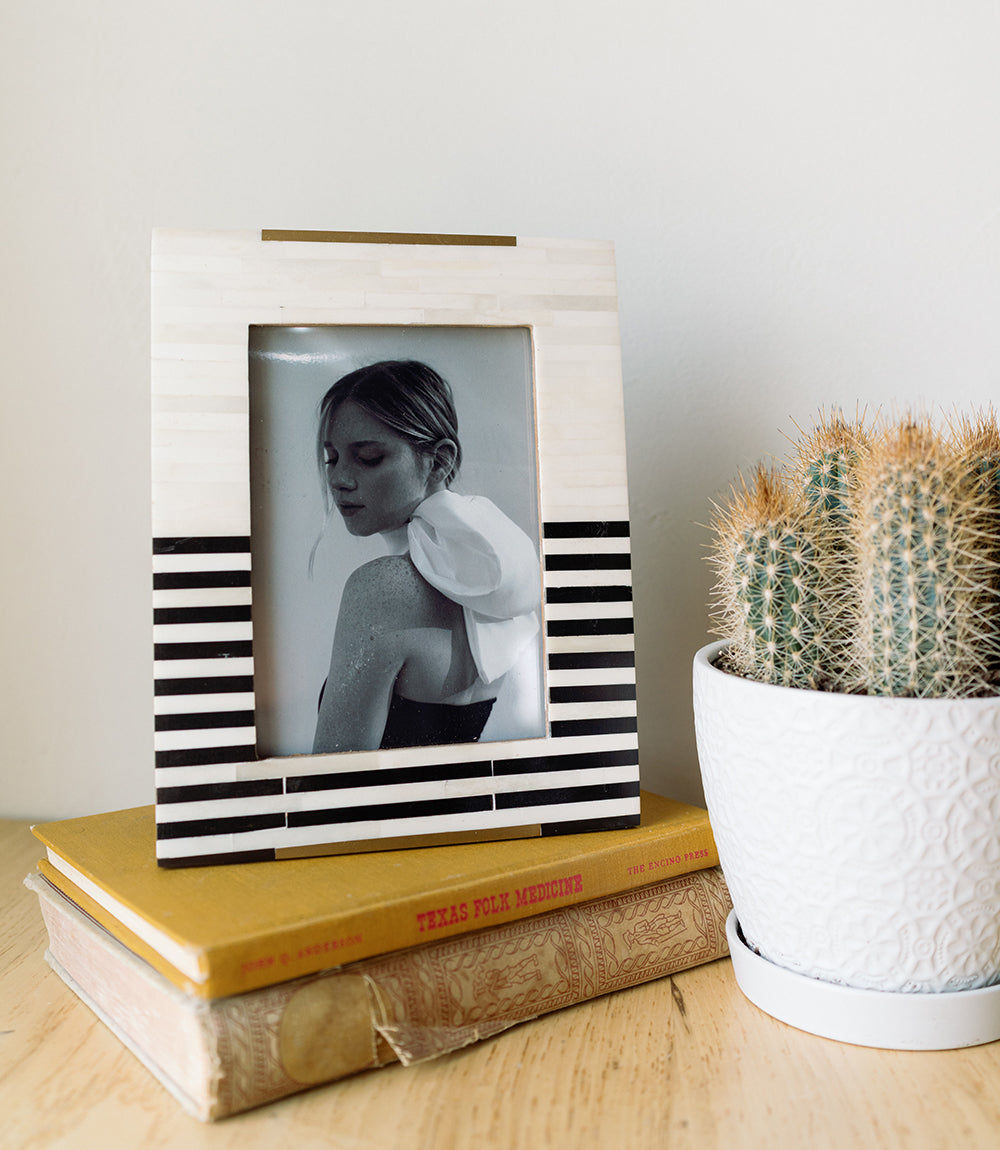 Mukhendu Stripe 5x7 Black & White Picture Frame